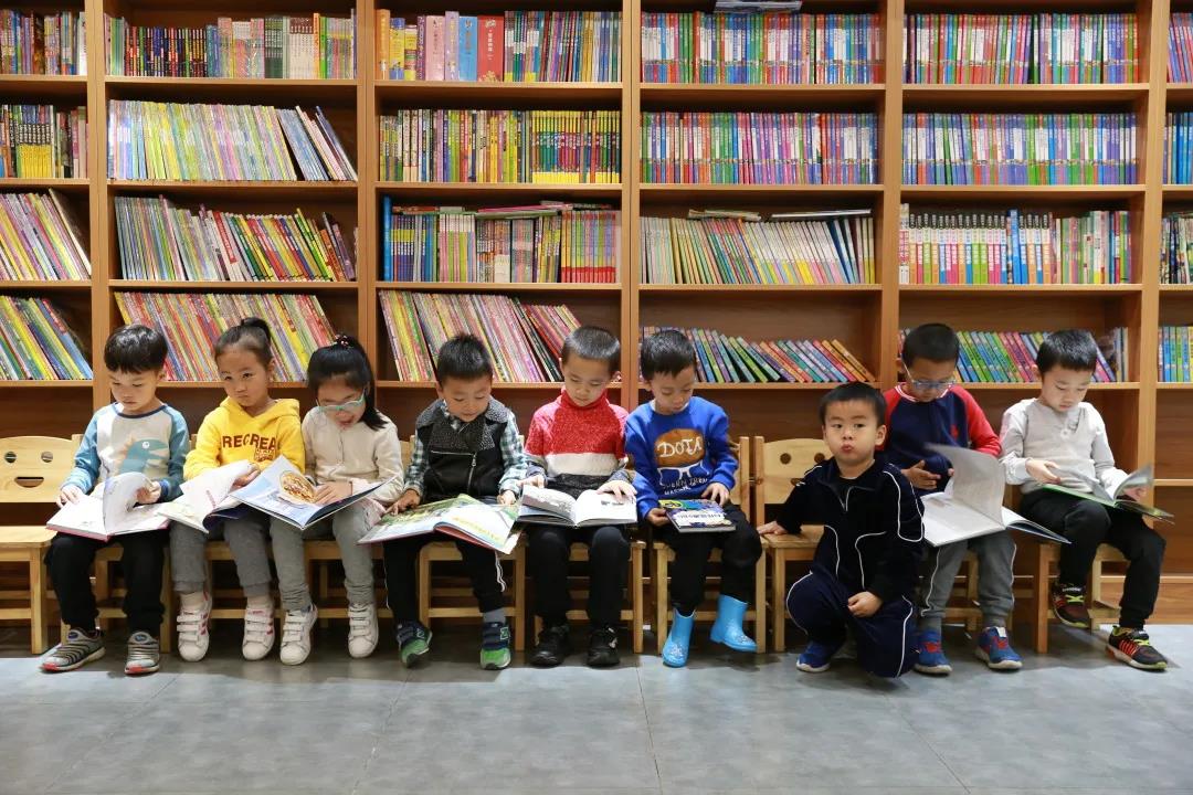 一城书香|青蓝书屋千余册图书，点亮城市立方校区！幼儿绘本、古典名著应有尽有！