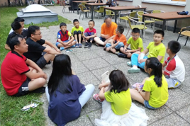 见学欧洲 |  用英语交流，和欧洲友人对弈，这几位小棋手太赞了！