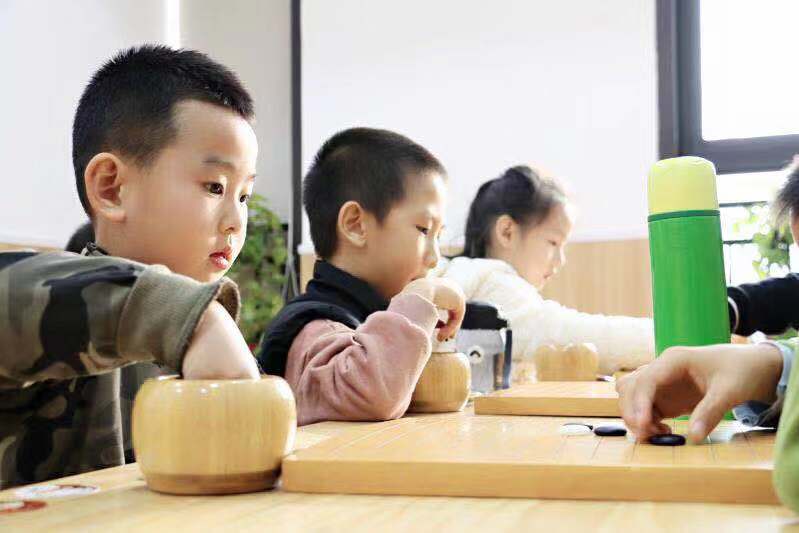 我们不仅仅想教孩子下围棋，还想带他们去看更大的世界