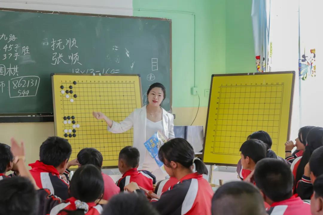 围棋支教记|走进云南龙凤小学围棋课堂，对话云端上的孩子