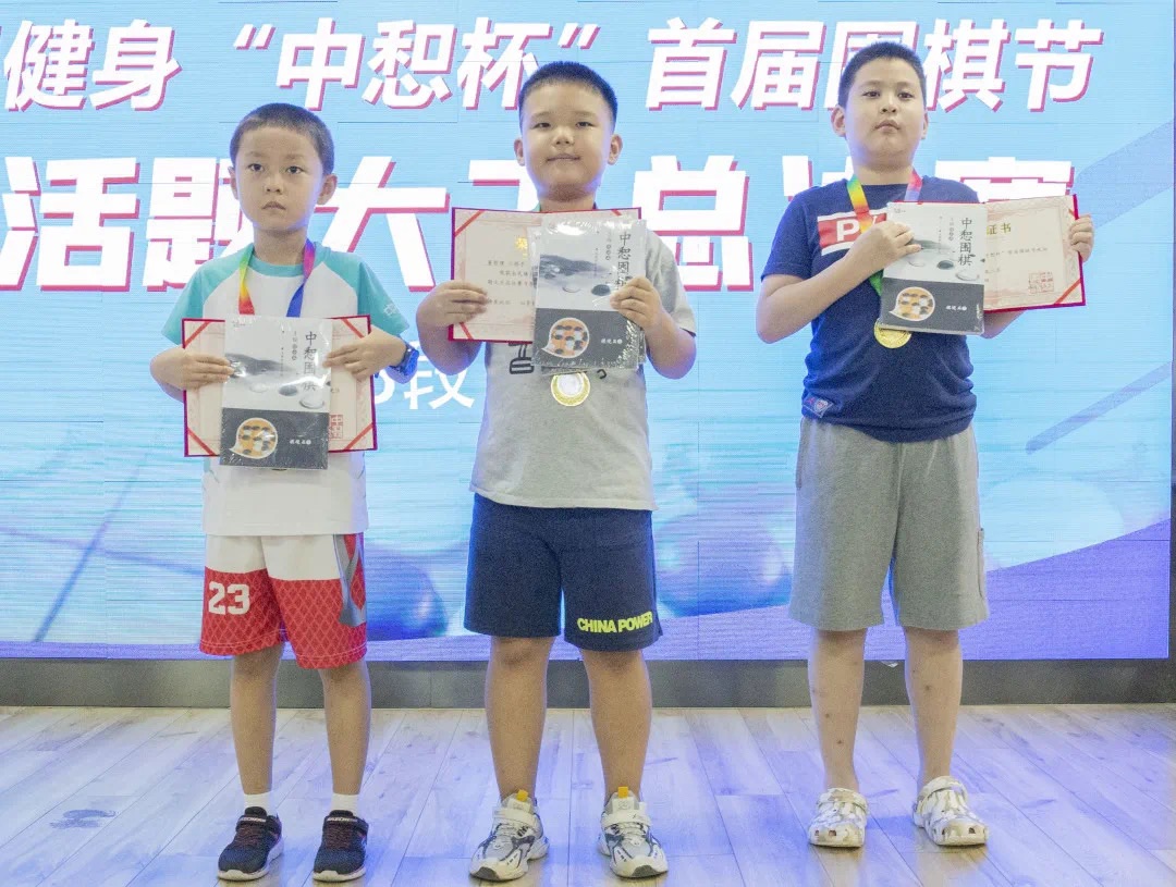 恭喜高新校区董哲璞荣获3段组“死活题大王赛“冠军！任骏杰再获”手谈大王赛“冠军！