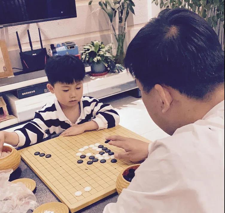 从“调皮捣蛋”到“坚韧少年”，这个小棋手经历不一般！